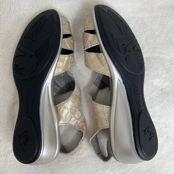 Phillos Beige Faux Croc Slip-On Sandals  Wedge Heel  Women US Size7.5- 8 - Picture 6 of 6